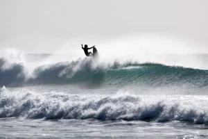 Surfer à El Cotillo : Le Guide des Spots et Conditions